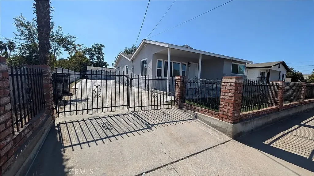 2 bed, 800 sqft, $2,100 — Photo 1