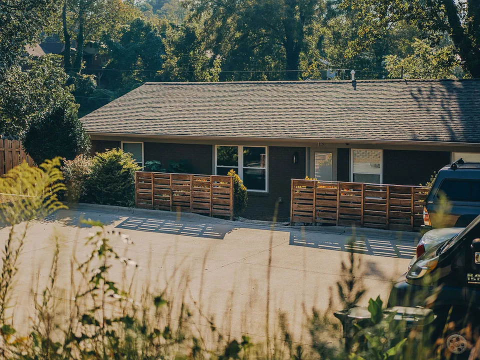 16 Woodstock Ln
