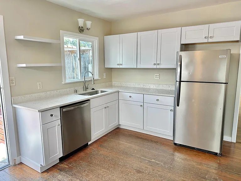 242 N Sierra Ave — Photo 8
