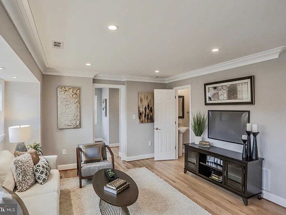 4th image of 6917 Duke Dr