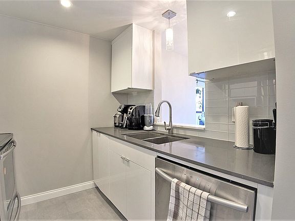 4th image of 811 Helmcken St #604