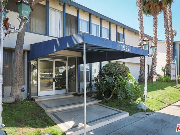 3rd image of 11922 Burbank Blvd