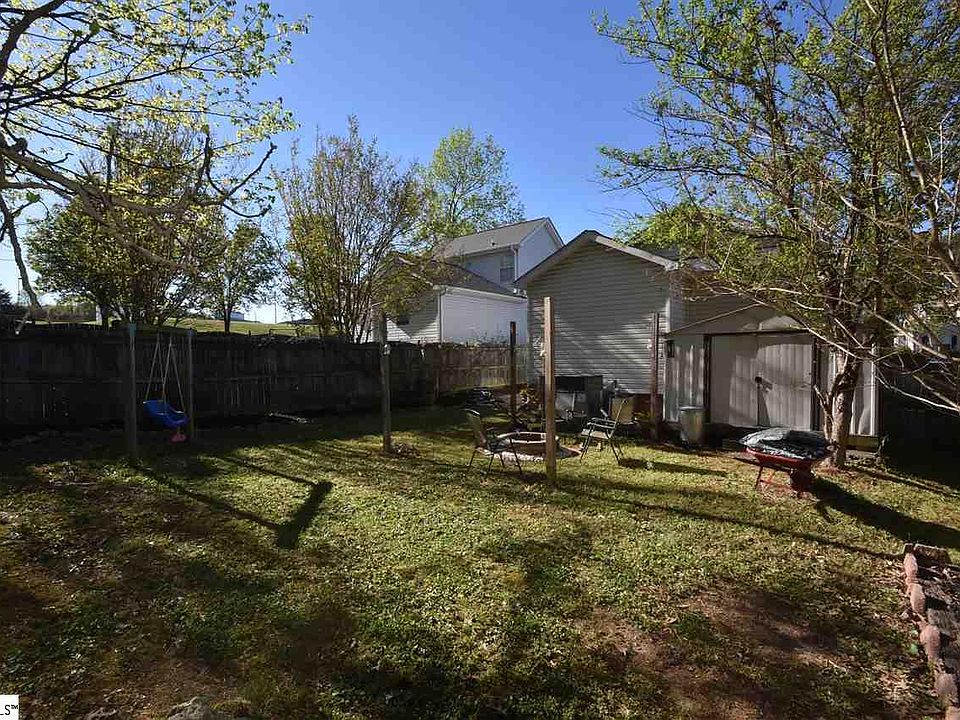 2nd image of 4 Lantern Ln