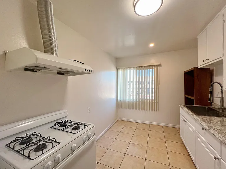 325 N Garfield Ave #H — Photo 8