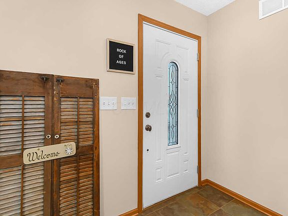 4th image of 1421 Meadowlark Ln