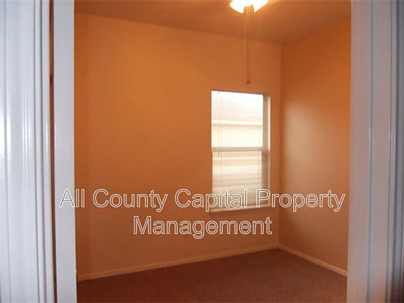 5th image of 122 Brown St