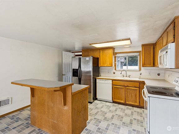 3rd image of 3138 Oas Drive W