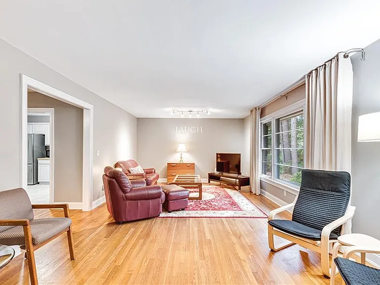 1973 Desmond Dr — Photo 6