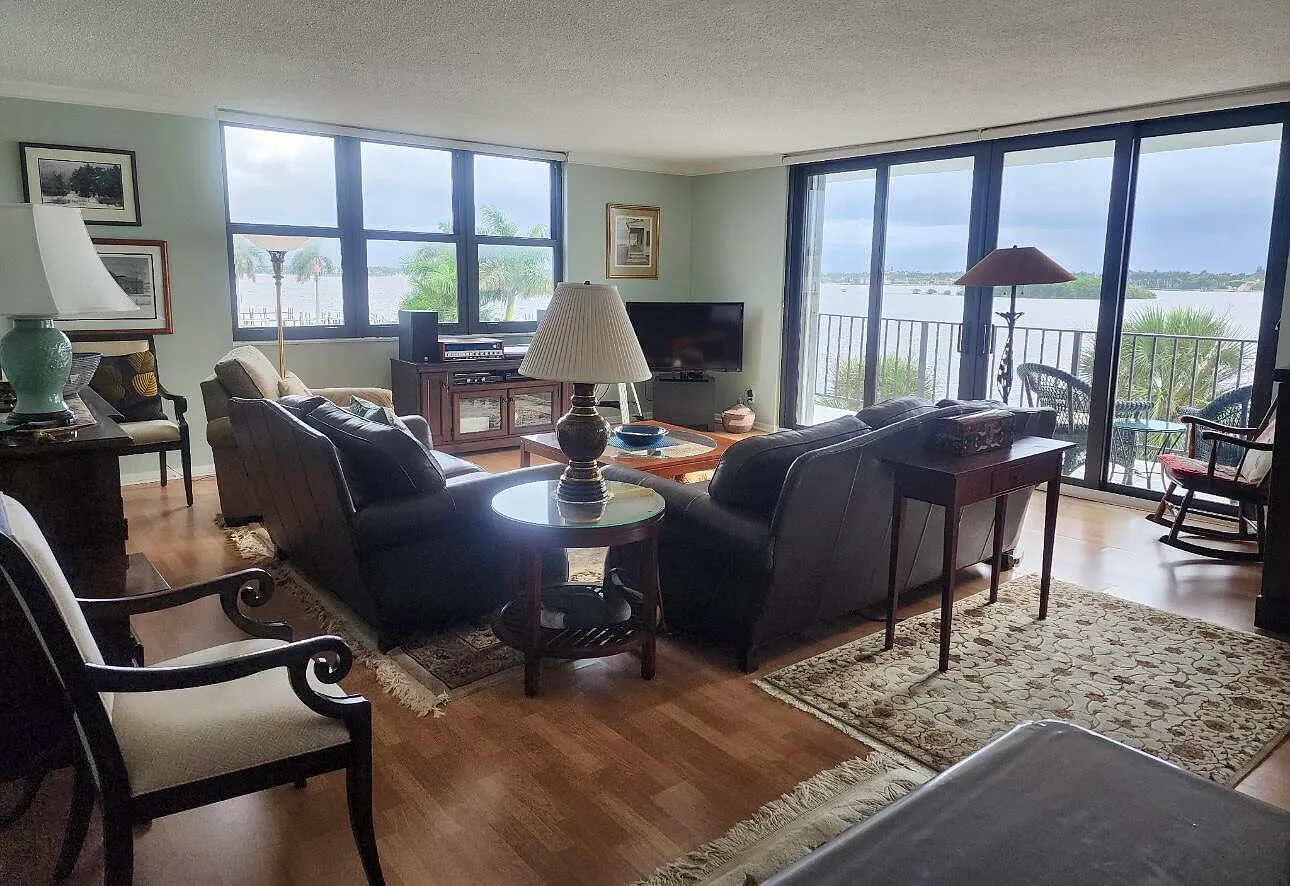 3 bed, 2.0 bath, 1334 sqft, $6,000 — Photo 2