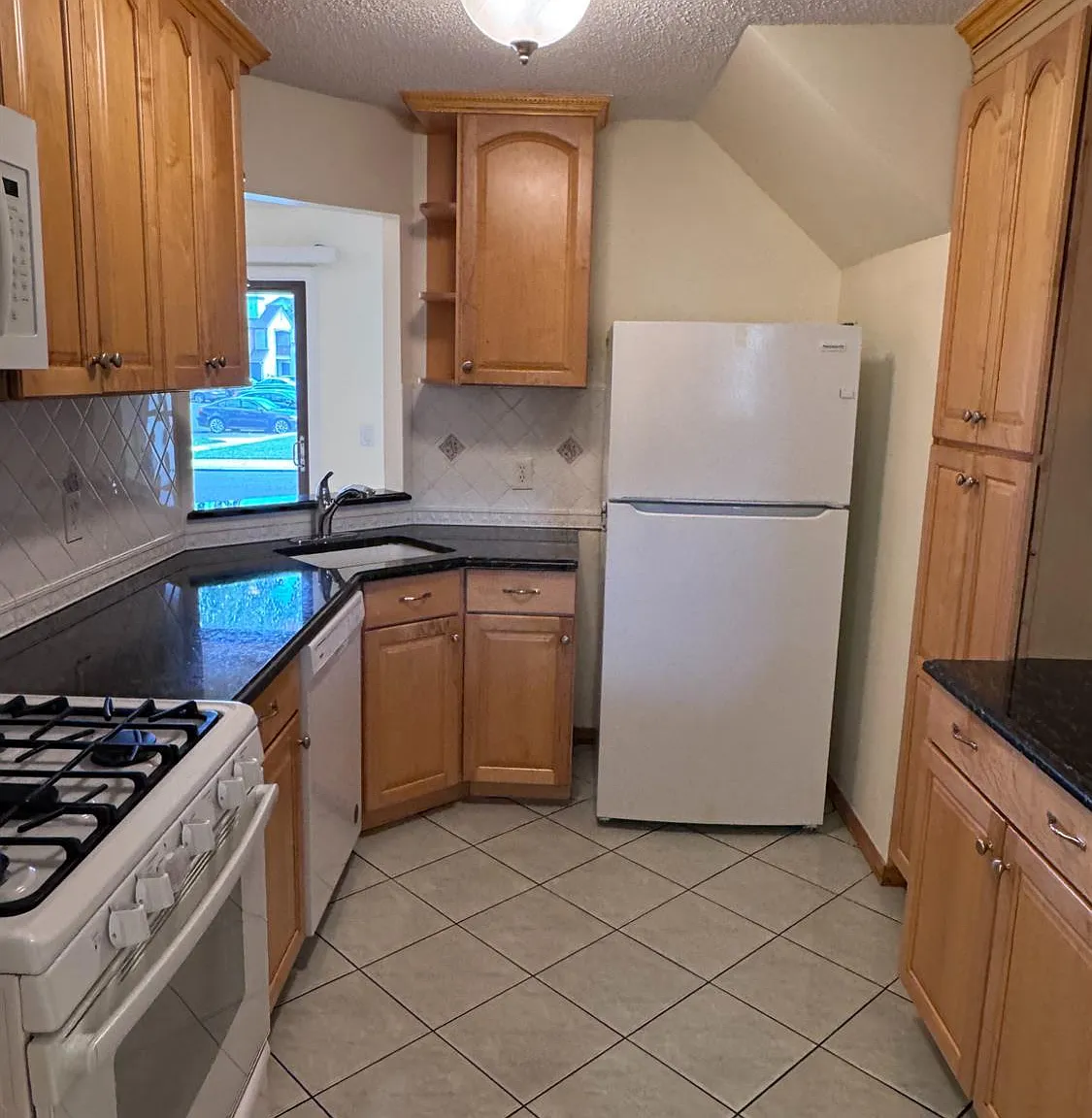 3 bed, 2.0 bath, 1158 sqft, $2,900 — Photo 3