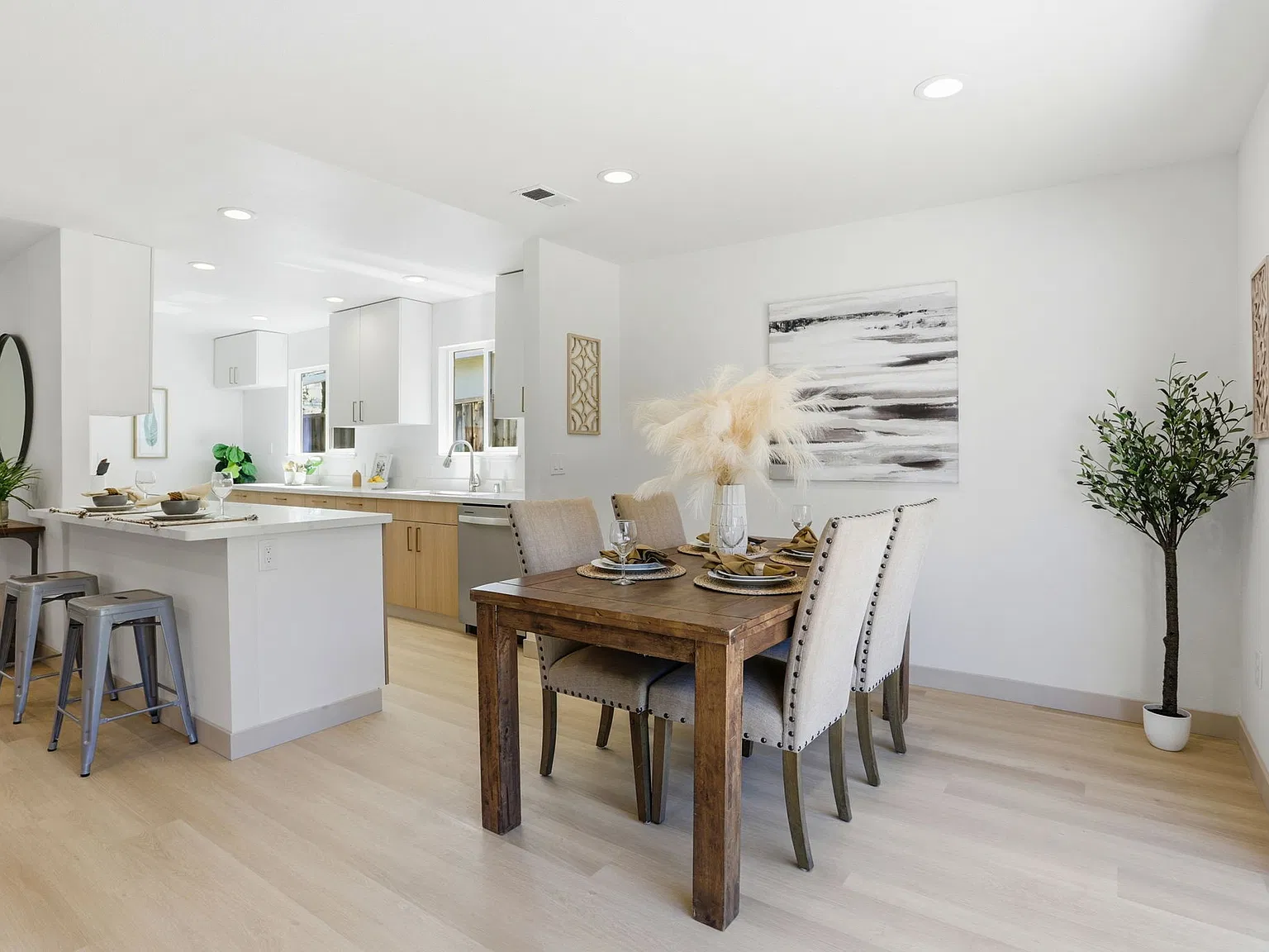 4 bed, 1649 sqft, $4,980 — Photo 3