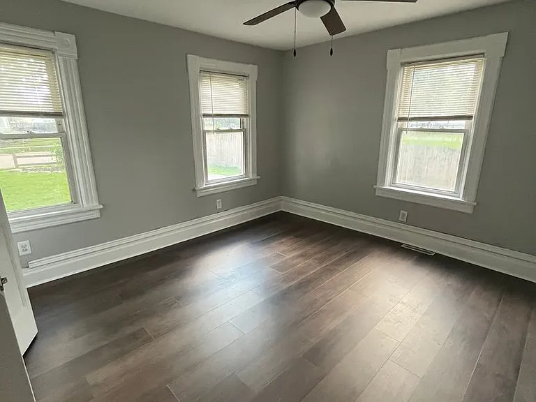113 N Van Buren St — Photo 6