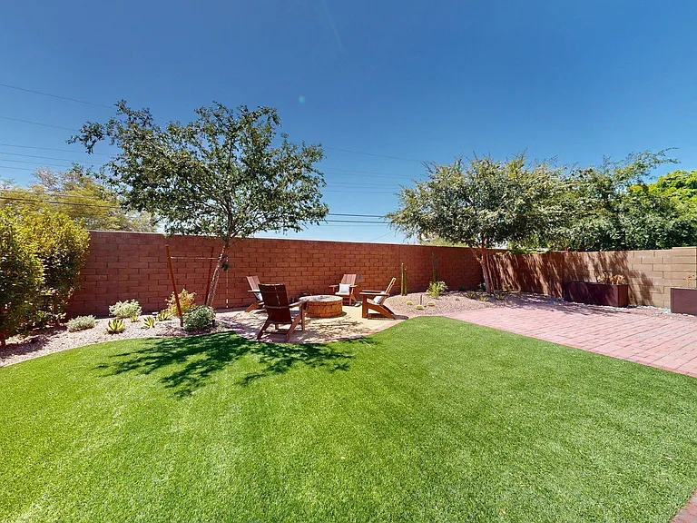209 E Beatryce St — Photo 4