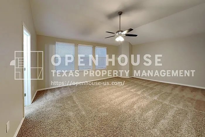 534 Hickory Ln — Photo 8