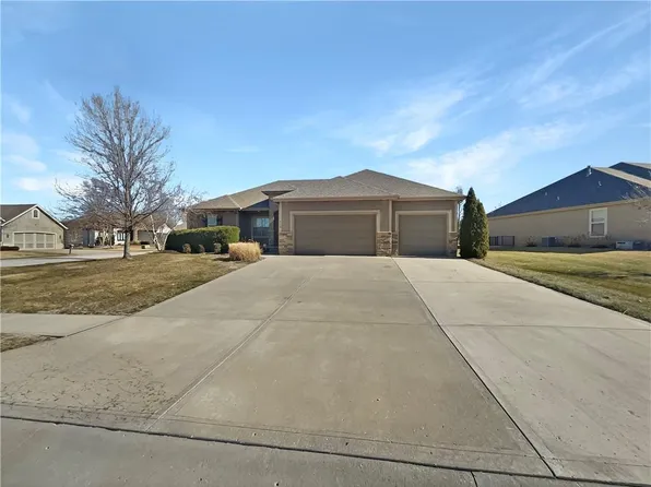 4118 S Eagle Point Ct, Blue Springs, MO 64015