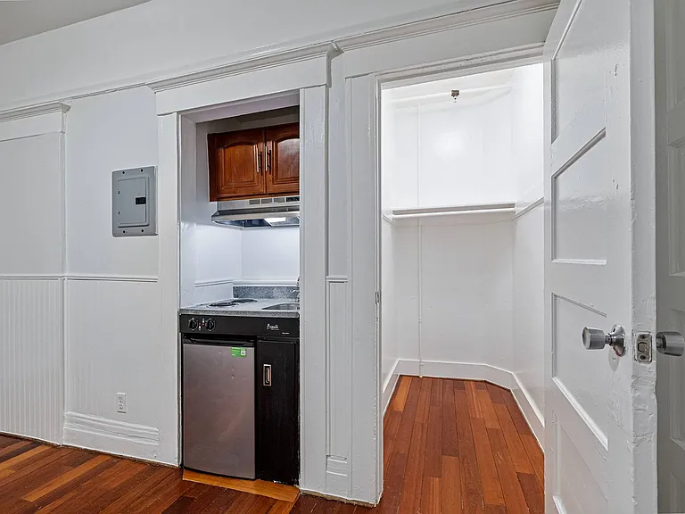 1008 Larkin — Photo 4