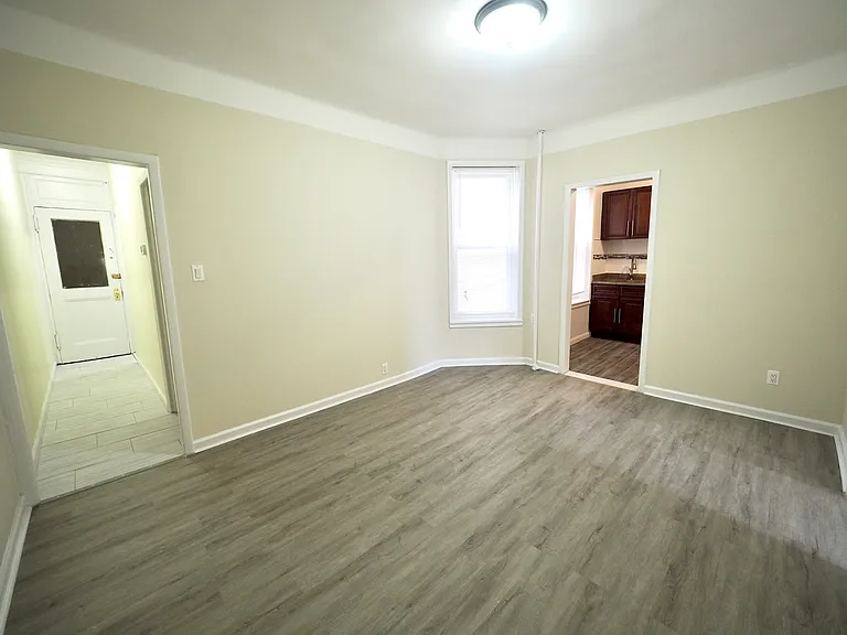21-22 Newtown Ave #2 — Photo 7