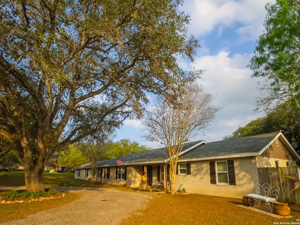 4 Encino Loma, Beeville, TX 78102