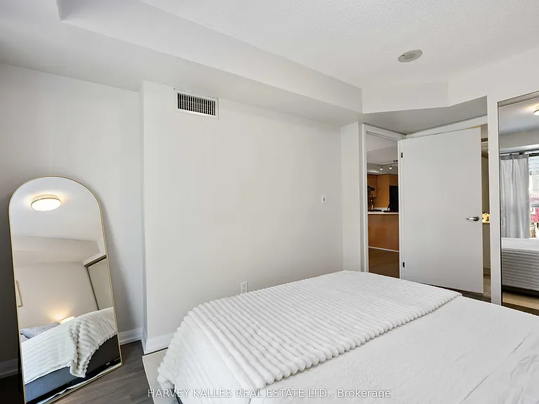 18 Beverley St #416 — Photo 26