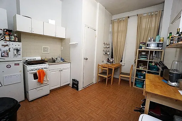 Rented by Universal Realty Group | media 2