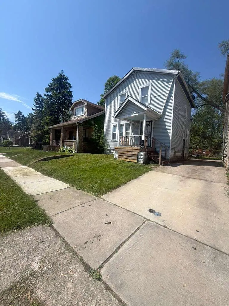 3 bed, 1098 sqft, $1,000 — Photo 1
