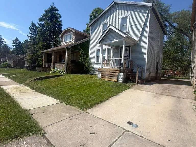 19363 Charest St — Photo 2