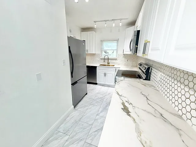 1355 Villa Ln — Photo 6