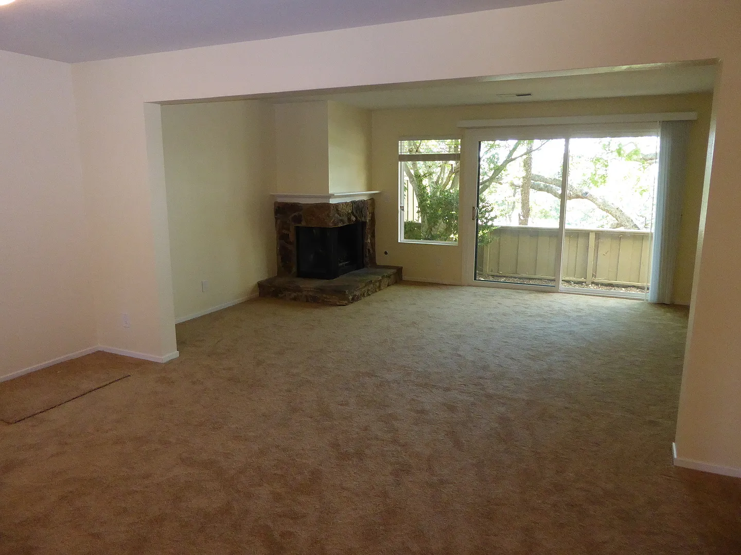 Three Bedroom Two And Half Bath Two Story Condo Home Near Highway 101 And 37 — Photo 2