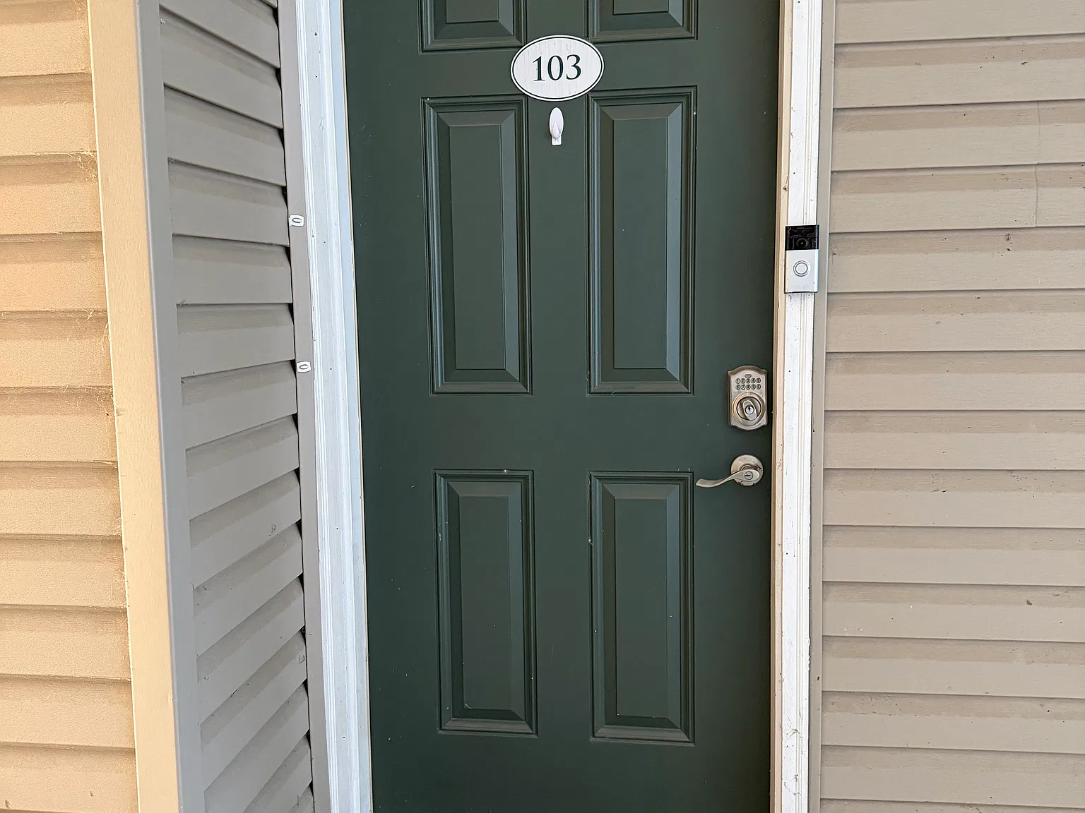 2 bed, 1043 sqft, $1,525 — Photo 2