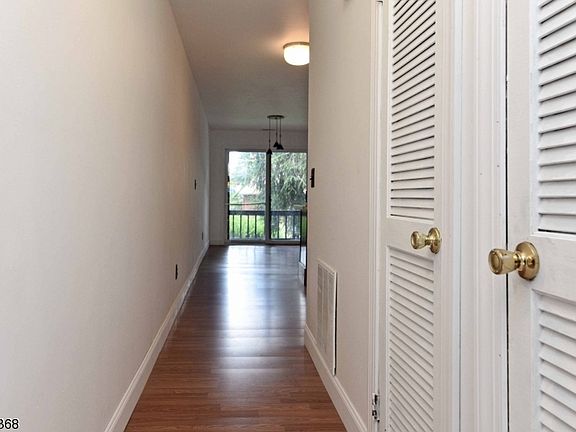 5th image of 7 Sugar Loaf Ct Unit 8