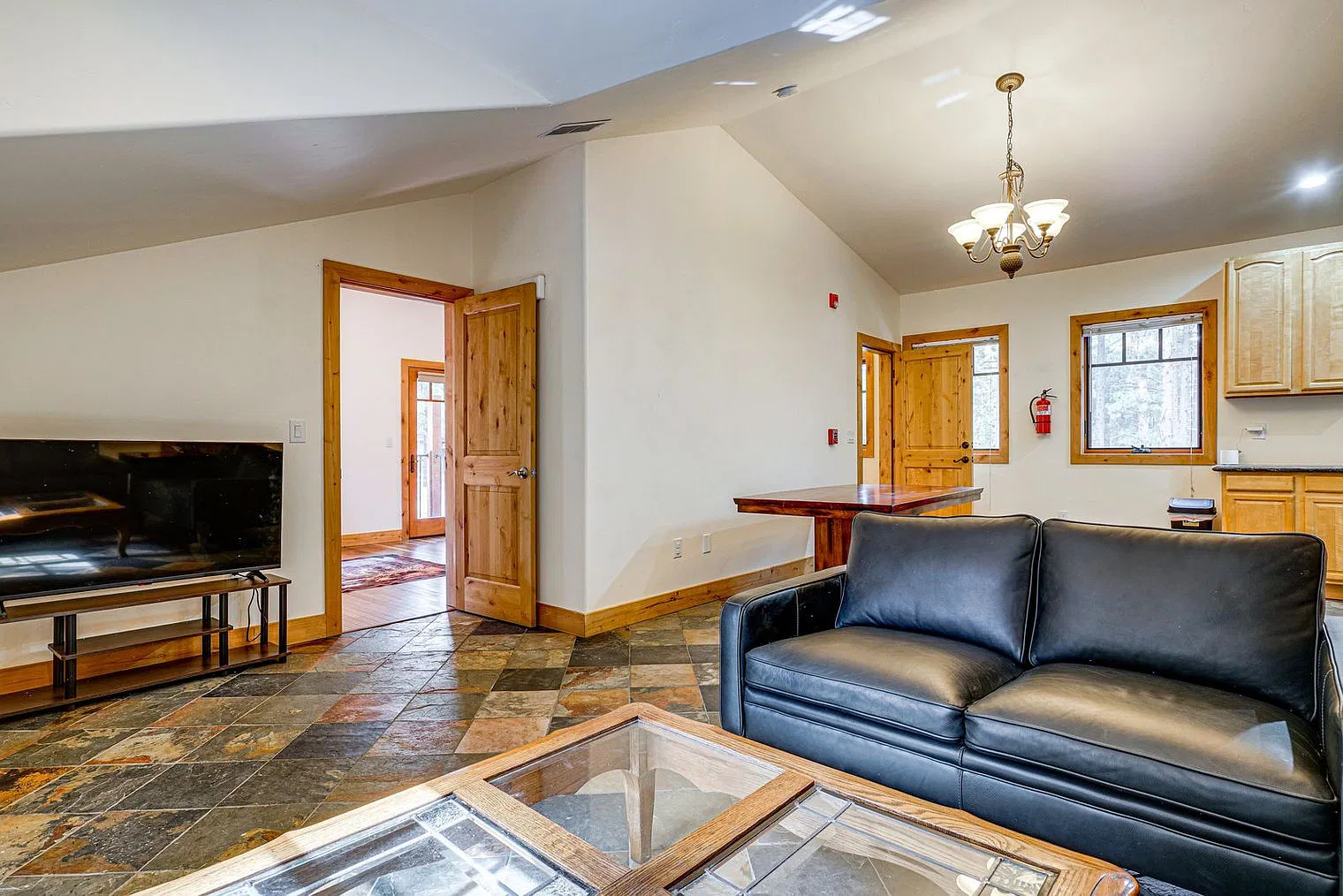 2 bed, 1.0 bath, 1001 sqft, $4,257 — Photo 3