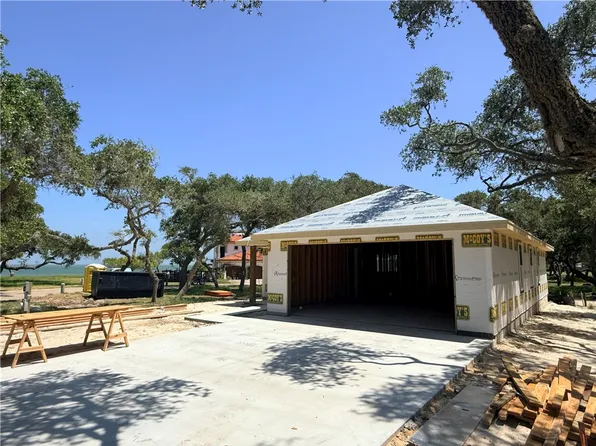 2106 Royal Oaks, Rockport, TX 78382