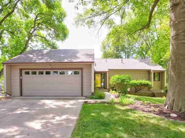 45 Ealing Dr, Iowa City, IA 52246