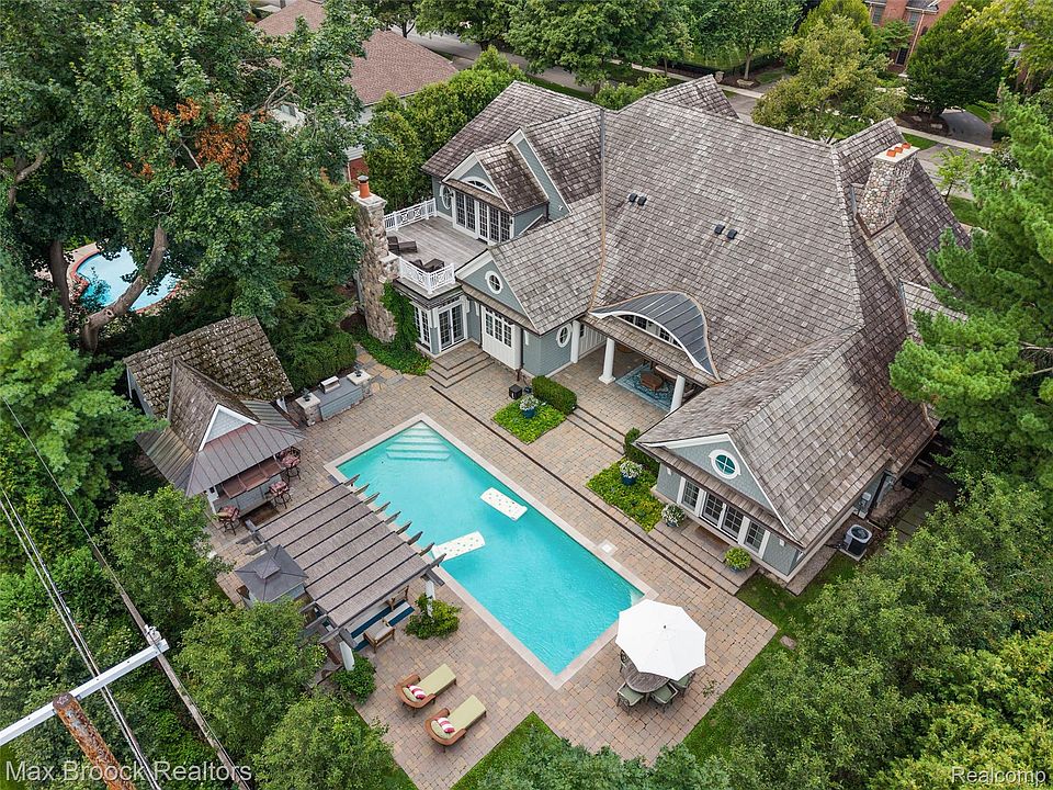 1st image of 1242 Pilgrim Ave