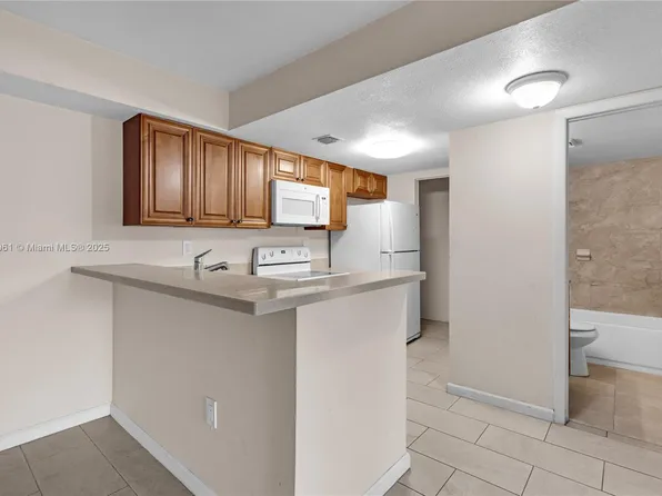 7090 NW 179th St APT 104, Hialeah, FL 33015
