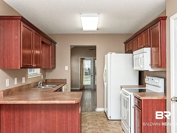 3rd image of 825 Willow Bridge Dr W