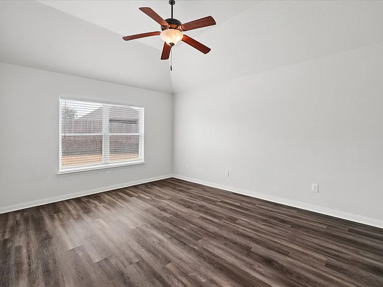 411 Winchester Dr — Photo 12