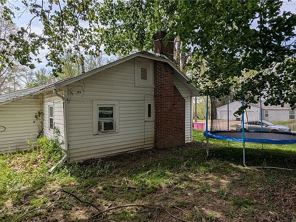 4th image of 320 Indiana Ave