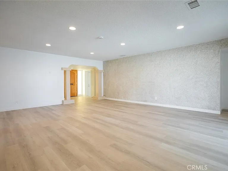 11801 Rexford Rd — Photo 5