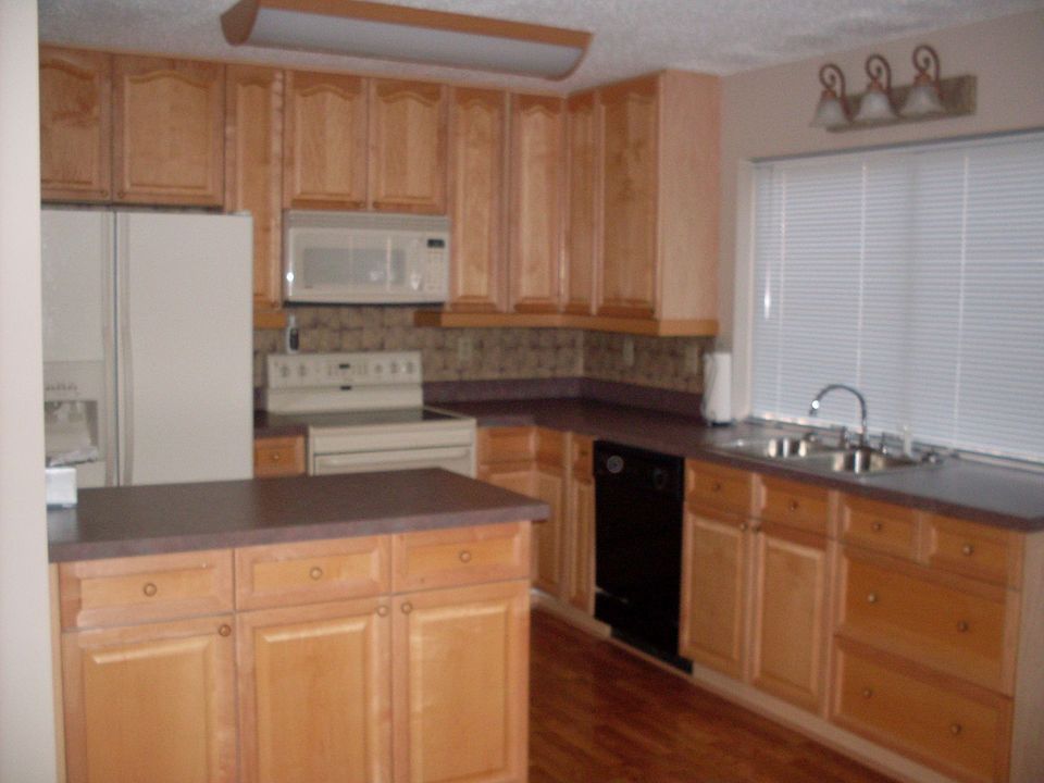 2nd image of 1074 Chateau Dr