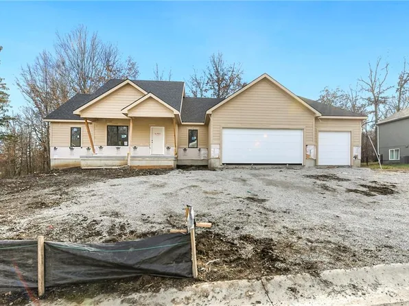 305 SW 17th St, Oak Grove, MO 64075