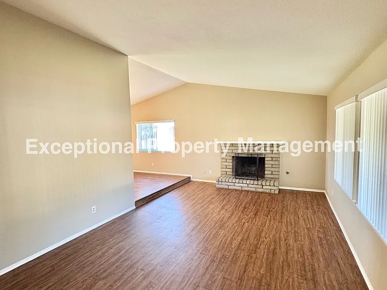 834 W 16th St — Photo 2