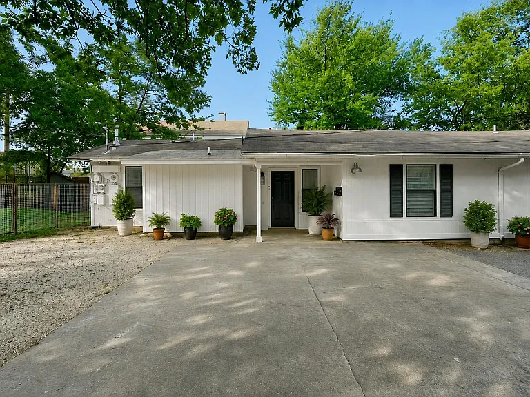 2407 Winsted Ln #B — Photo 2