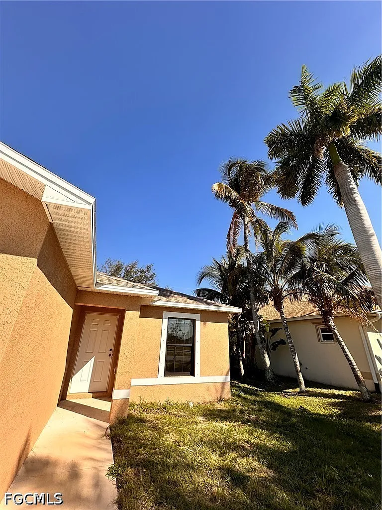 3 bed, 2.0 bath, 1200 sqft, $1,700 — Photo 2