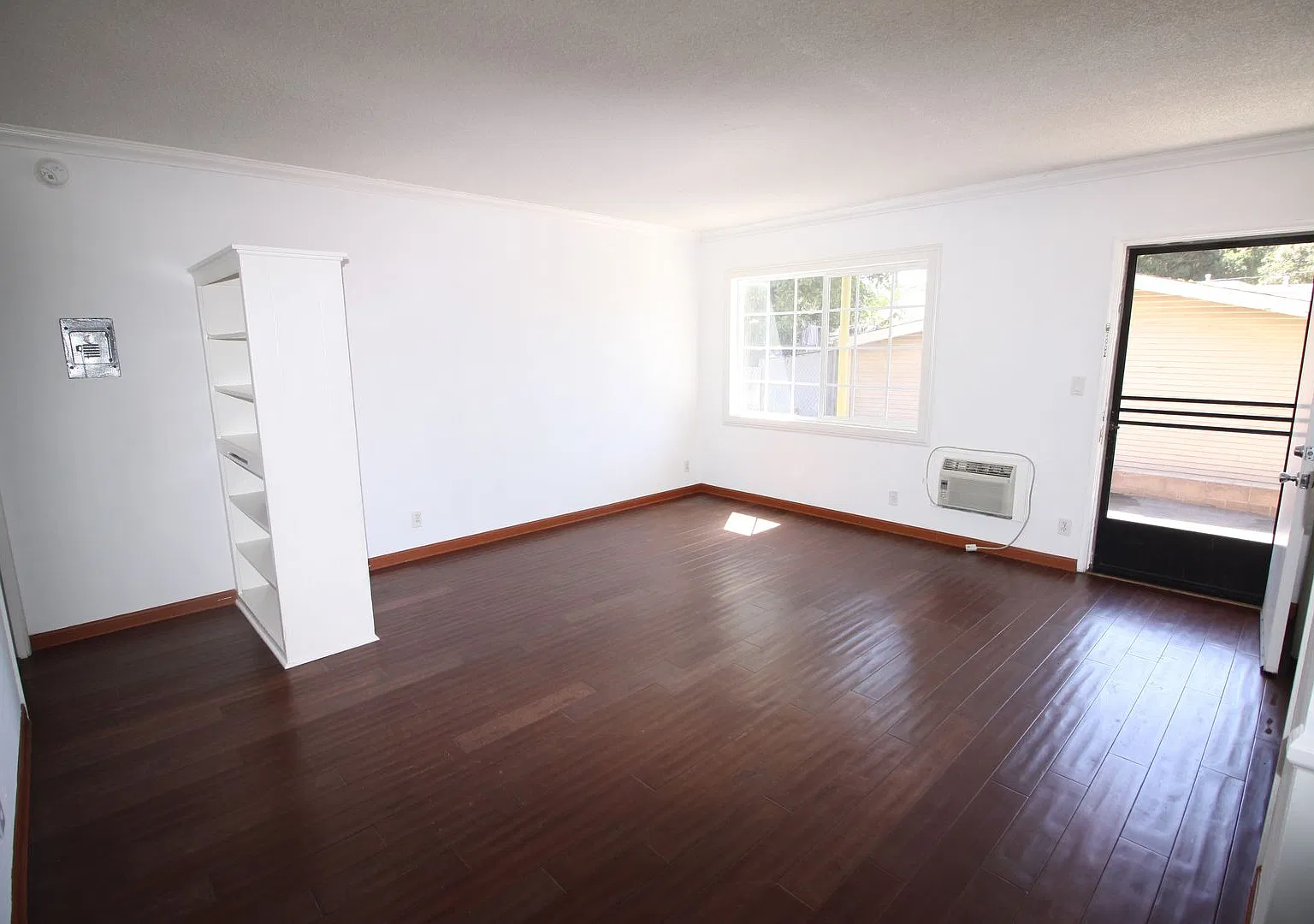 326 MacNeil St — Photo 2