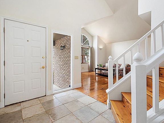 2nd image of 2827 Garrett Dr
