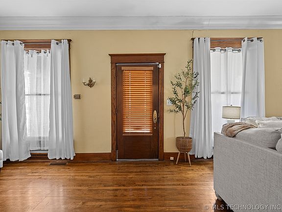 3rd image of 1002 Stanley St SW