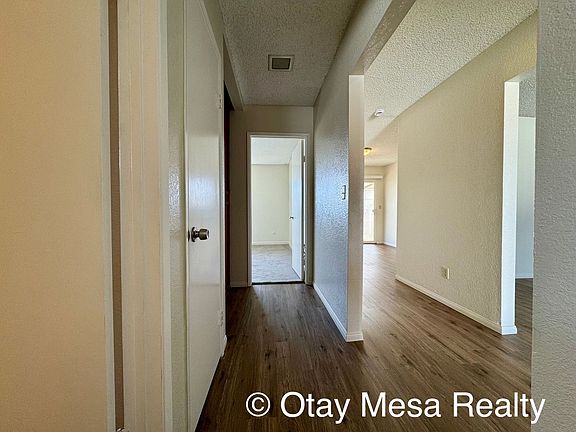 3rd image of 851 Iris Ave