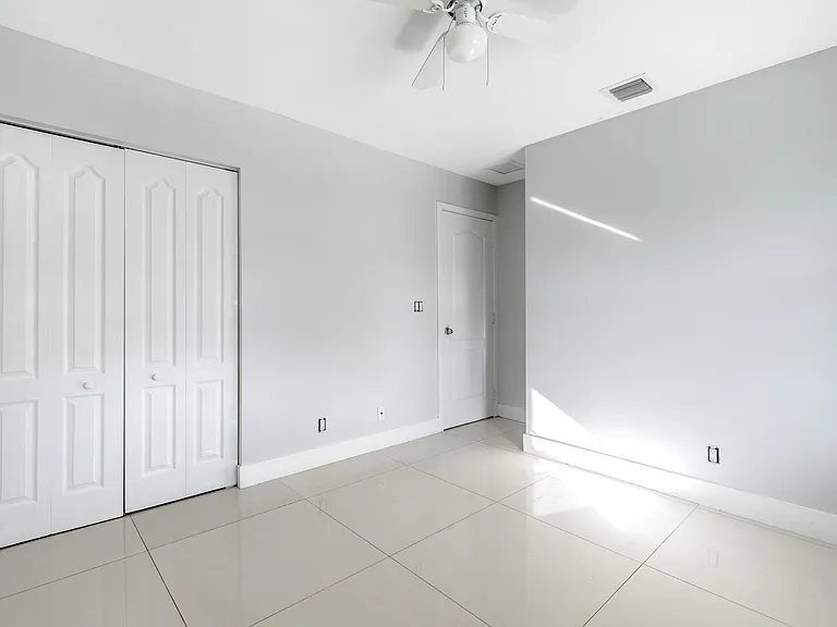 220 Perry Ave #B — Photo 13