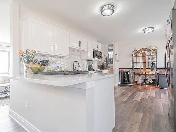 4th image of 1043 N Lakeshore Dr
